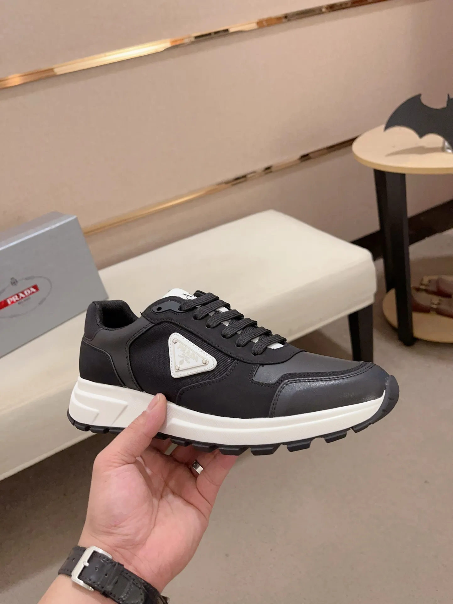 Men's shoes 💰 560 💰 (high version) new Prada (Prada) high-tops are launched at the same time, new men's shoes, 😘fabrics are selected from waterproof technical cloth. First layer cowhide lining. 👍🏿Original molded anti-slip rubber outsole, with exquisite lines, simple and elegant, comfortable and high-end for leisure travel. Number of yards: 38 to 44. (Can be customized for 45.46.)